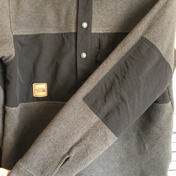 The North Face Men’s Medium Snap 1/4 Pullover - Picture 3 of 4
